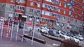 Водитель сбил ребенка во дворе в Воронеже и скрылся