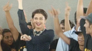 Aishwarya Rai Bachchan‘s Sweet Gestures For Students At Jazbaa Promotions