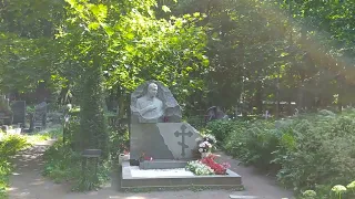 Показываю, как пройти к могиле Эдуарда Хиля на Смоленском православном кладбище
