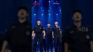 【特警队员演唱孤勇者震撼人心,赞】9月29日，湖北宜昌2022庆国庆合唱音乐会上，55名警察演唱《孤勇者》震撼全场。特警支队吴家杰说：第一次参加这种大型演出活动，心情很激动。