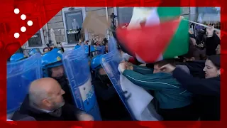 Vannacci a Napoli, i contestatori raggiungono lo sbarramento della polizia: scoppiano incidenti