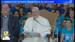 L'abbraccio di Papa Francesco ai giovani