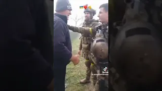 Residents in Occupied Left Bank Cheer Ukrainian Warriors in Kherson Stronghold; Watch reactions!