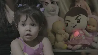 Le regalaron una muñeca maldita a su hija | Película Completa