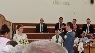 Жених поёт песню своей невесте