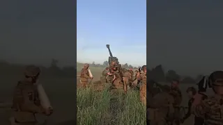 Ukrainian Soldiers shelling the Russian positions using the American M777