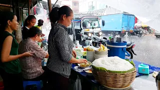 Cambodian Street Food in The Rain! Delicious Rice Noodles Fish Soup - Phnom Penh Heavy Rain