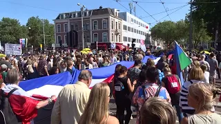 Protestmars tegen coronamaatregelen trekt door Amsterdam met tienduizenden demonstranten 05-09-2021