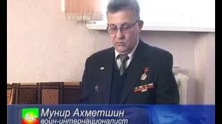 Он носит этот костюм 32 года