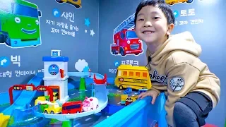 Yejun plays at the Car Toy Playground | Story for Kids