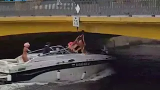 iVBG.ru: девушка на катере ударилась головой о мост в Петербурге