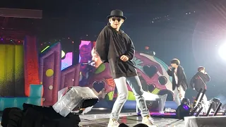 Taehyung's shoulder dance during Anpanman @ Speak Yourself Chicago Soldier Field Concert 190511