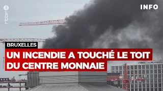 Bruxelles : l’incendie sur le toit du Centre Monnaie est à présent maîtrisé- RTBF Info