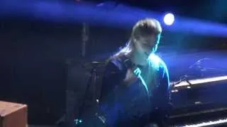 London Grammar - Metal And Dust (HD) Live In Paris 2014