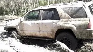 Nissan Pathfinder vs Toyota 4Runner mudding