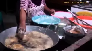 Жгучий ШОК!!! Женщина голыми руками в кипящем масле переворачивает  пирожки  Обалдеть! SHOCK