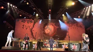 Styx Performs “Renegade” LIVE at Universal Studios Orlando Mardi Gras 2.20.22 BARRICADE VIEW