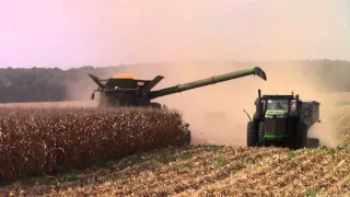 John Deere S690 Combine Unloading Corn  On the Go