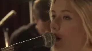 Scarlett Johansson - Innocent When You Dream (Live)