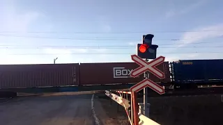 [РЖД] 2ЭС6-381 с контейнерным поездом проезжает железнодорожный переезд