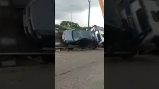 Эвакуатор роняет машину