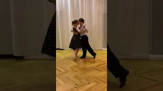 Tango Walking - Sacada, Enganchada and Sandwich