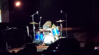 Dave Grohl drumming to Smells like teen spirit