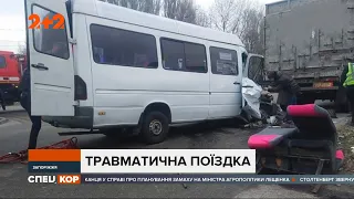 Велика дорожня аварія у Запоріжжі: маршрутка з пасажирами врізалася в причіп припаркованої фури