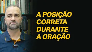 Existe uma posição correta (joelhos, em pé, sentado) para orar ou Deus só se importa com o coração?