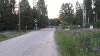 Freight train passed KYLMÄMÄKI (Km.0432+0852) level crossing in Pieksämäki, Finland