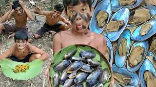 Survival in forest Eating oyster in forest || Eating delicious - Cooking roasted oyster in wild