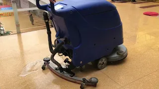 Manejo de máquina fregadora de pisos hombre de pie - autoscruber