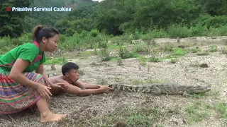 Primitive Life: Crocodile Attack Girl - Skills Catch Big Crocodile for Survival in the forest