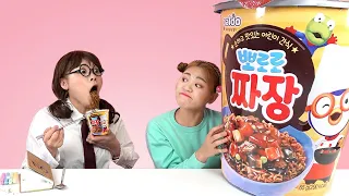 Mukbang 대왕 뽀로로 짜장면 먹방?! Giant Pororo Black Noodle | HIU 하이유