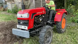 SHIFENG SF 244 бюджетний мінітрактор в оранці з плугом Bomet