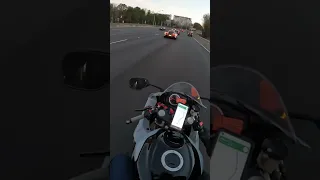 Gsxr 750 playing with a mclaren 😜😜