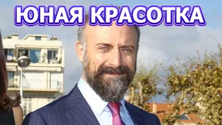 МОЛОЖЕ НА 12 ЛЕТ! Вот как выглядит жена актера - Халит Эргенч