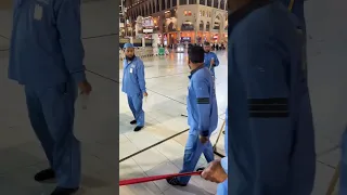 MASJID AL HARAM WORKERS CLEANING FLOOR ¦ MAKKAH MASJID AL-HARAAM KHAANA KAABA #shorts #short #viral