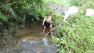 Hunting Wild Fish - The Girl Used a Pump To Suck Water in The Wild Lake, Catching a Lot Of Fish