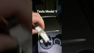 Tesla Model Y Getränkehalter Einsatz Probe