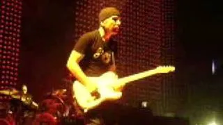 U2 - Vertigo Solo (Live in Milwaukee, WI - 09/25/05) - clip...