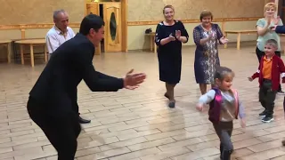 Сакит Самедов . Маленькая девушка танцуют под музыкой туфли муфли