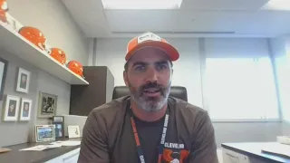 Jim Donovan talks to Kevin Stefanski prior to Browns' final preseason game