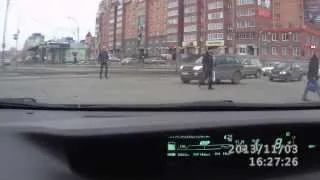 Бухой пешик бросается под колеса