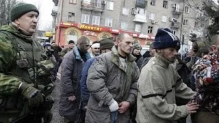 Donezk: Prügel für Soldaten - Separatisten führen Gefangene als Sündenböcke vor