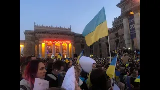 Варшава, Польша, поддержка Украины. Warsaw, Poland,  Ukraine . Люди вышли поддержать Украину