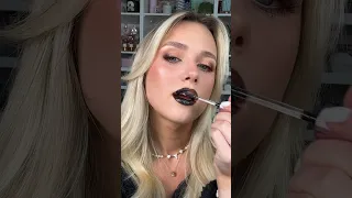 I tried a black lipgloss! 🙆🏼‍♀️🖤 vc: @Daus_Mendoza