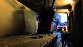 Vyproštění zaseknutého nákladu pod železničním mostem v Přerově - Kojetínská