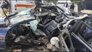 BMW разорвало на части: 19-летний водитель разбился об столб в Москве