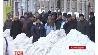 Непроїзні траси, знеструмлені села, скасовані авіарейси: в Україні вирує негода